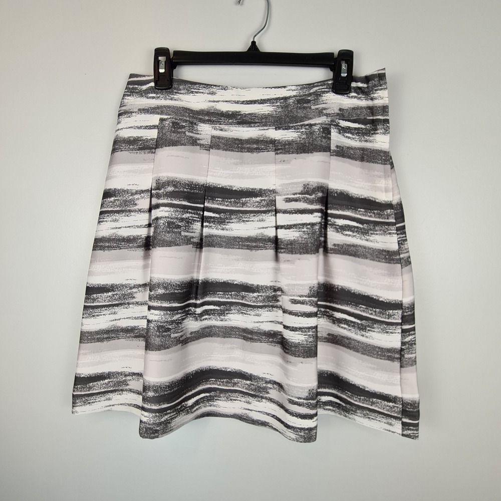 H&M Women's Gray A-Line Pleated Skirt 8 Gray White Lined‎ Flowy Career Workwear